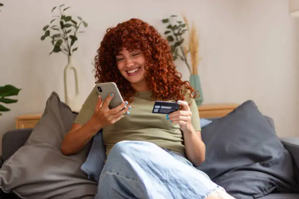 chica disfrutando en Redes, alejada de sentimientos dolorosos.