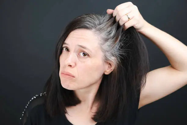 Estamos constantemente cambiando. Hace unos años teníamos un pelo oscuro y sedoso y ahora, aparecen las canas.